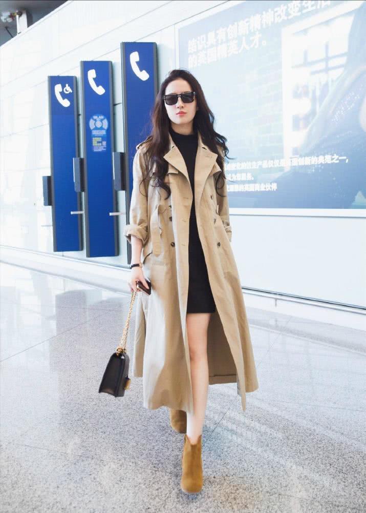 “神仙姐姐”刘亦菲气质不减,扎丸子头搭配蓝色风衣现身,美腻了