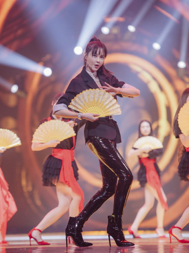 沈梦辰穿西服搭配黑色皮裤，意外走“红”