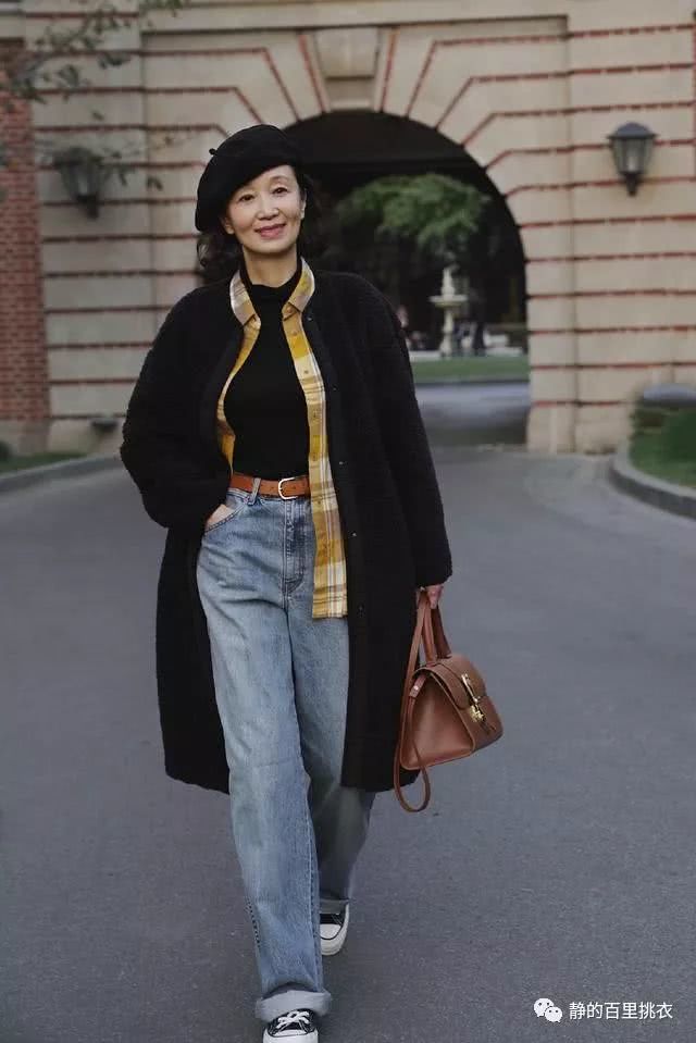 “打底衫+衬衫+外套”,玩转衣服叠穿,单品配色是关键