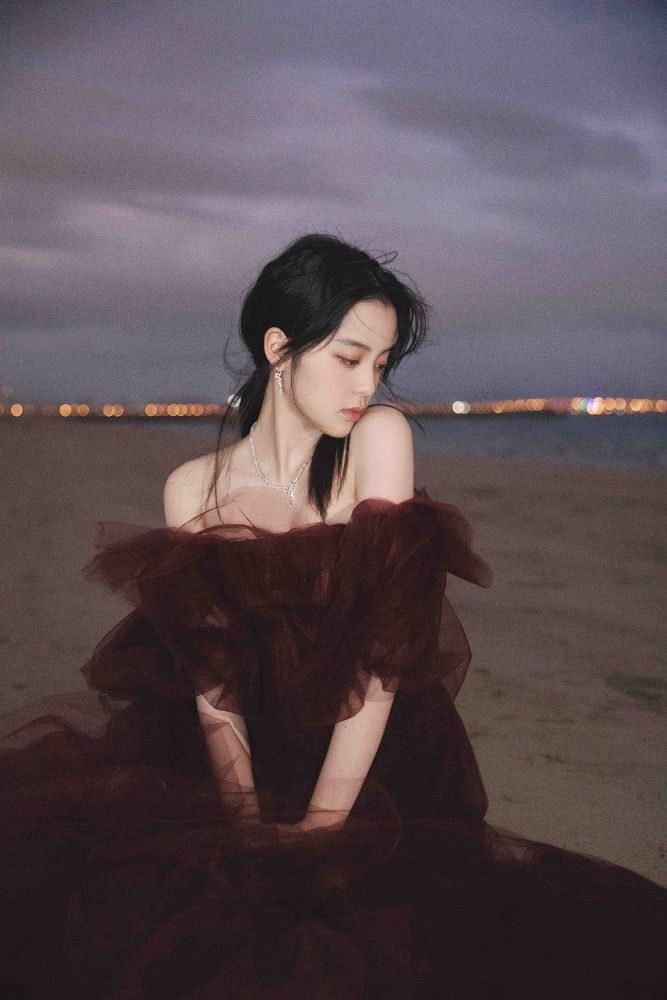 00后美女欧阳娜娜穿酒红色轻纱裙，露雪白美肩太有女人味