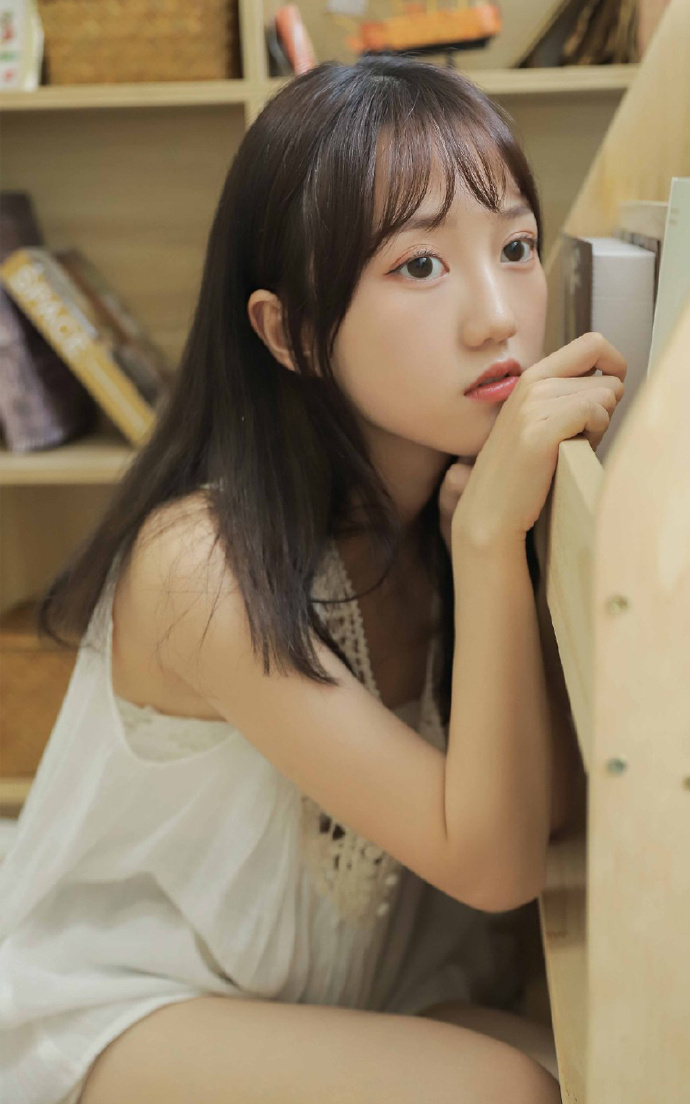 极品清纯萝莉美女白皙性感居家写真图片