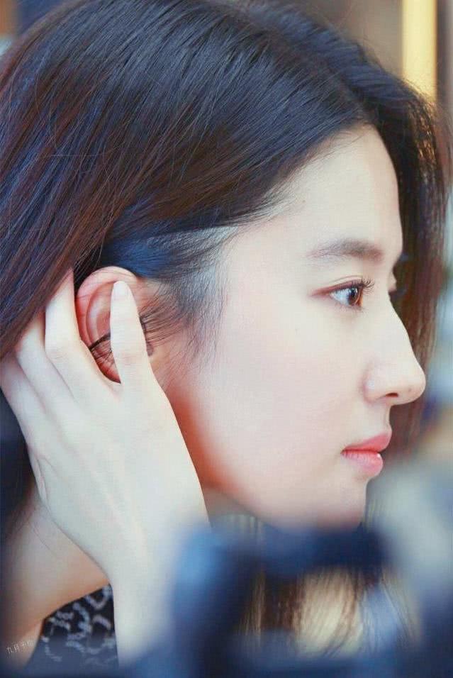 都说鞠婧祎初恋野生眉美爆了,为什么我感觉越来越看不懂潮流了