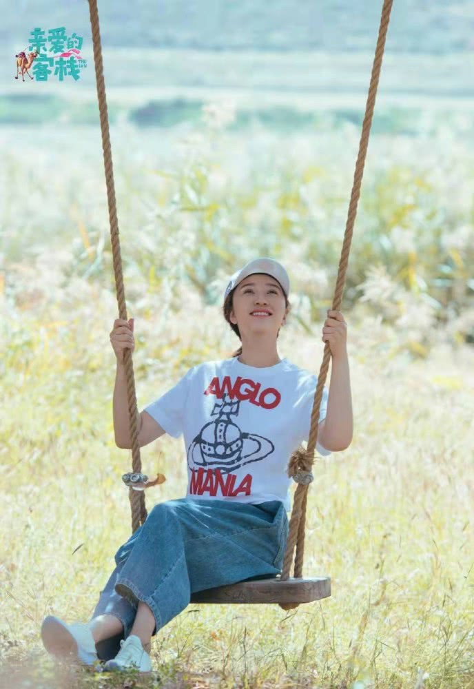 李小冉录制《亲爱的客栈》，颜色高T恤搭牛仔裤就很有范儿