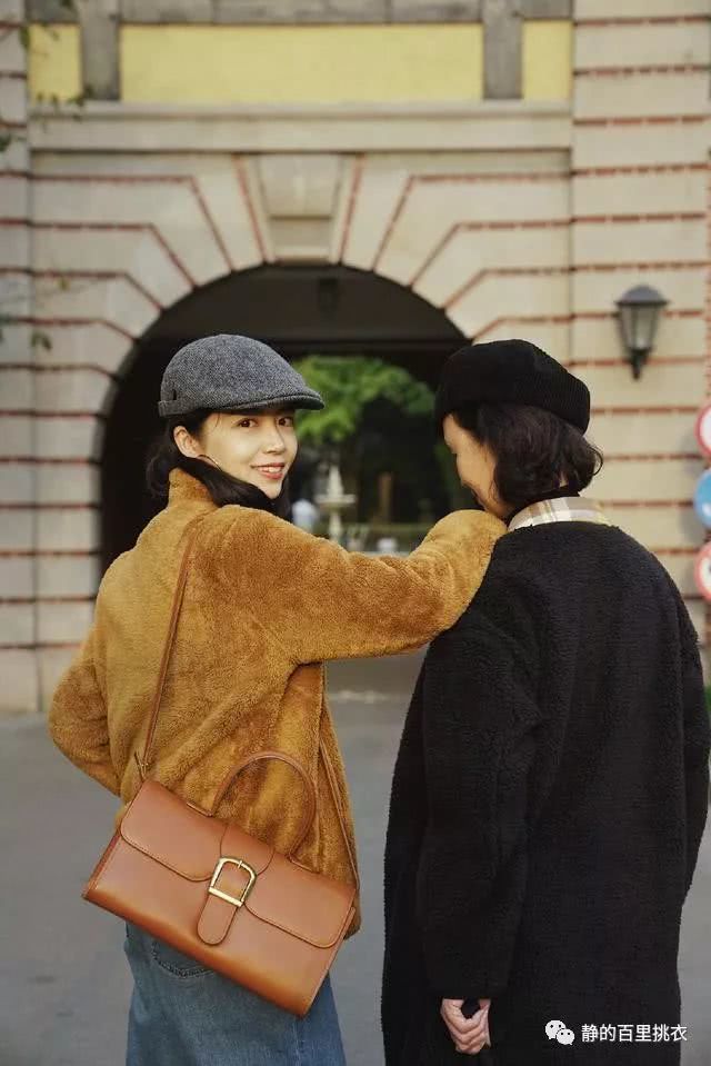 “打底衫+衬衫+外套”,玩转衣服叠穿,单品配色是关键