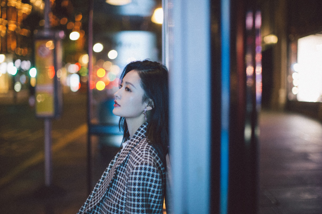 李沁深夜街拍写真图片，太会摆造型了