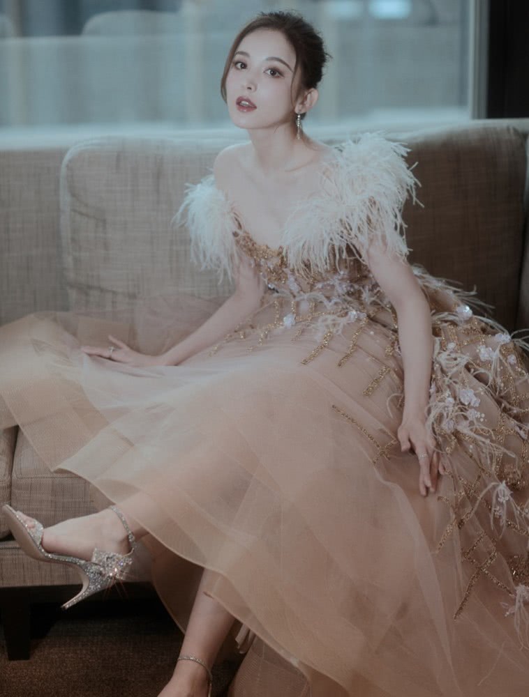 异域风情美女娜扎第一次穿金丝裙就搭出了凹凸感,一般人做不到