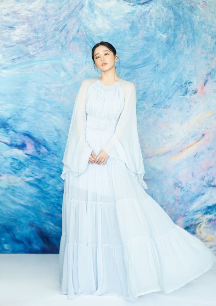 美女阚清子出席活动穿浅蓝色连衣裙神似白雪公主,太美丽