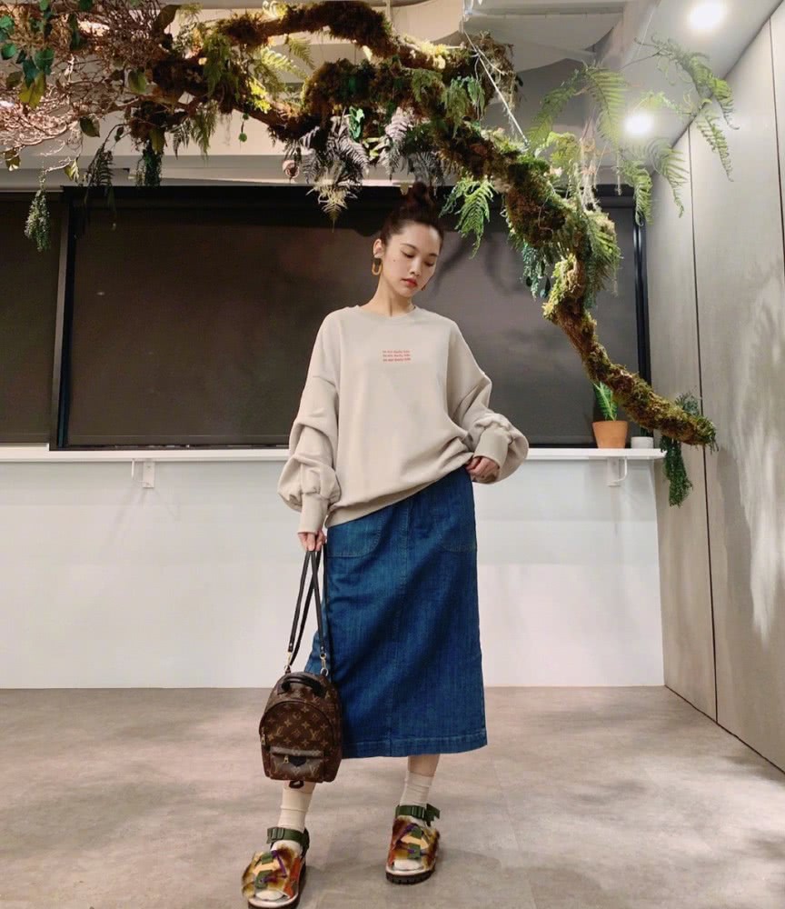 可爱美女杨丞琳身穿拼接针织连衣裙演出，完全逆生长