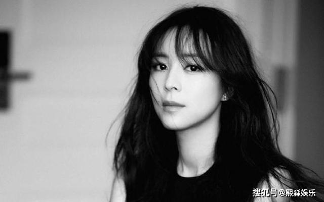 39岁张静初首次挑战清宫剧,皇后造型让人失望,被秦岚碾压