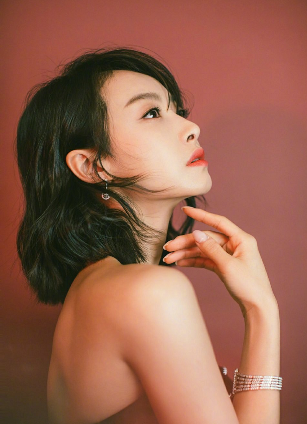 宋茜穿黑色云层燕尾裙亮相，飘逸裙摆衬托优美身线气场十足