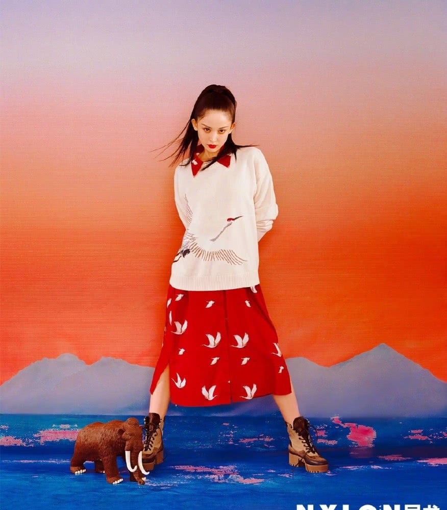 美女娜扎登时尚杂志,复古高马尾+高饱和色调,又纯又欲太精致