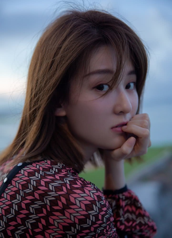 乔欣最新搭配,穿6千8印花裙美如仙女