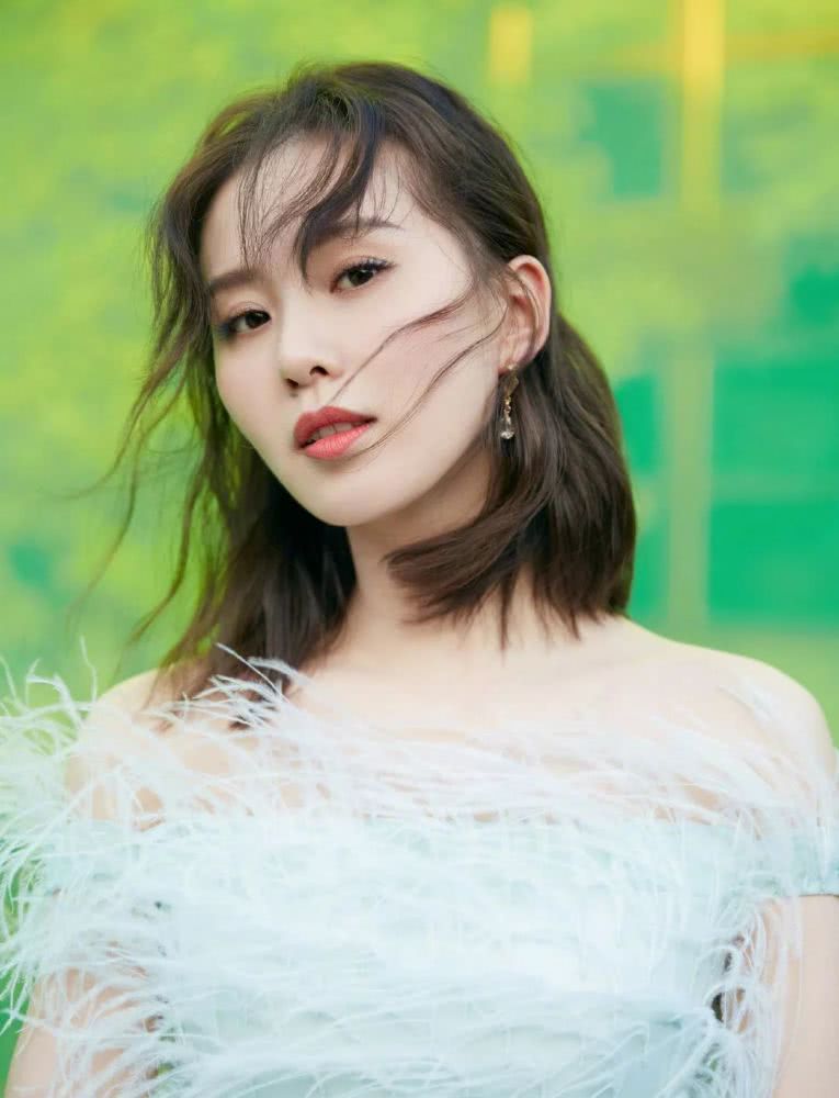 气质美女刘诗诗合影杀手又开始了，最新造型白色鱼尾裙明艳动人