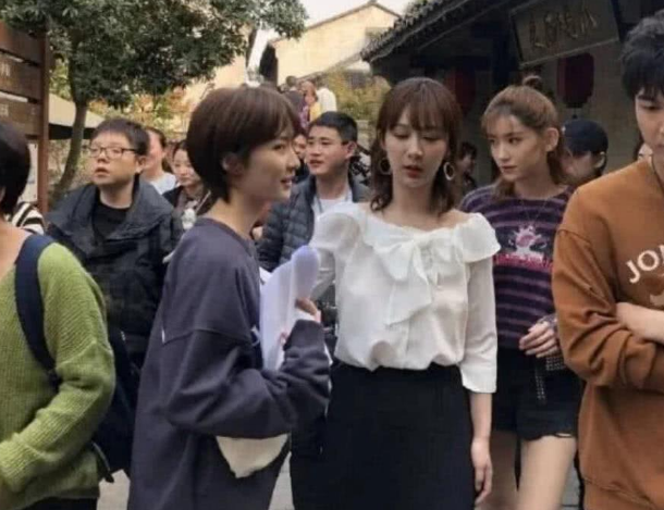 杨紫助理够抢风头了?看到郭晶晶“秘书”后,才知啥叫不出道可惜了