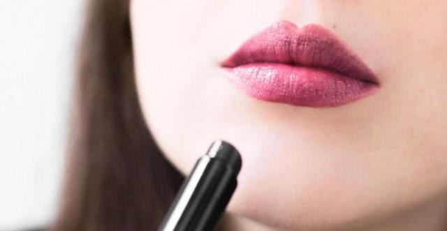 彩妆小技巧!做到这几点,口红可以不沾杯不脱妆