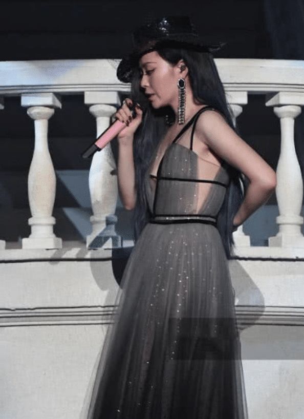 张靓颖身材有多嚣张?当看到她的赘肉后,网友:冯珂眼光真谜啊