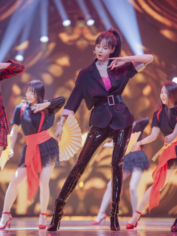 沈梦辰穿西服搭配黑色皮裤，意外走“红”