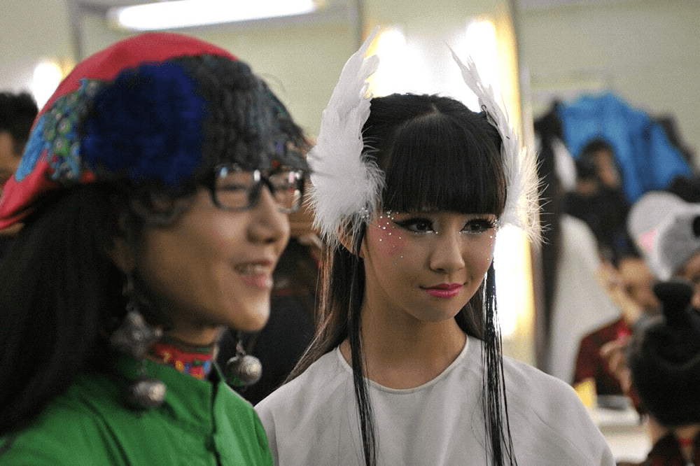 20岁小彩旗近照曝光,发胖腿粗灵气全无?再不像杨丽萍的接班人