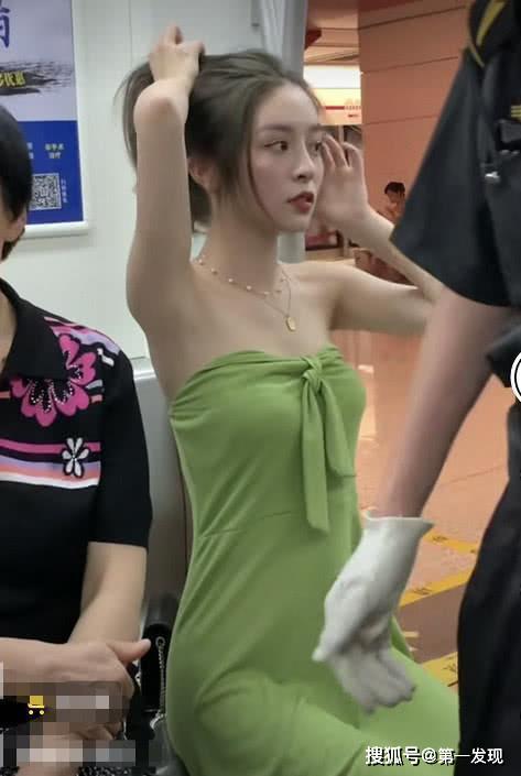 心真大！成都“地铁女神”裹个浴巾就出来了，网友：身材太好了