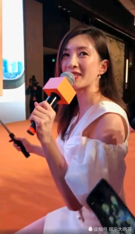 气质美女江疏影长发配白裙清新迷人，与粉丝合照好暖心