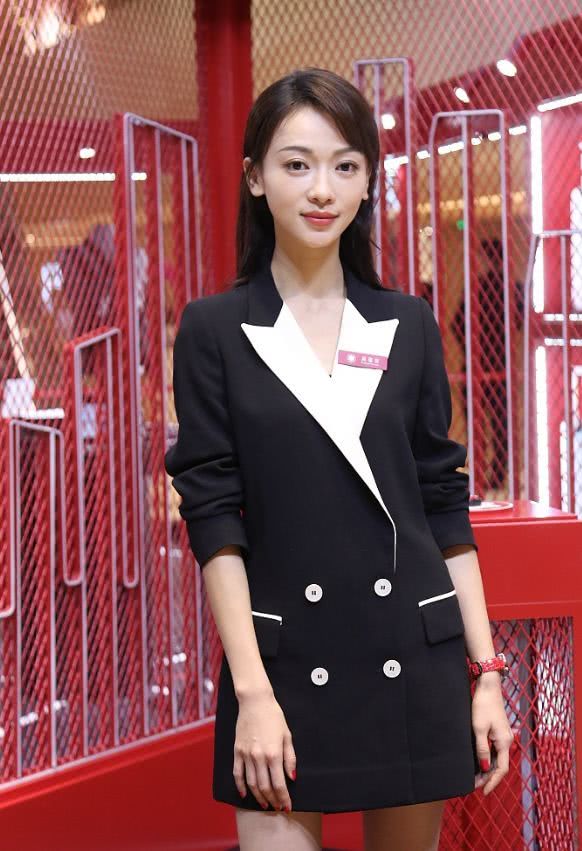 吴谨言穿西装裙走职场OL风，太羡慕她的“牛奶腿”