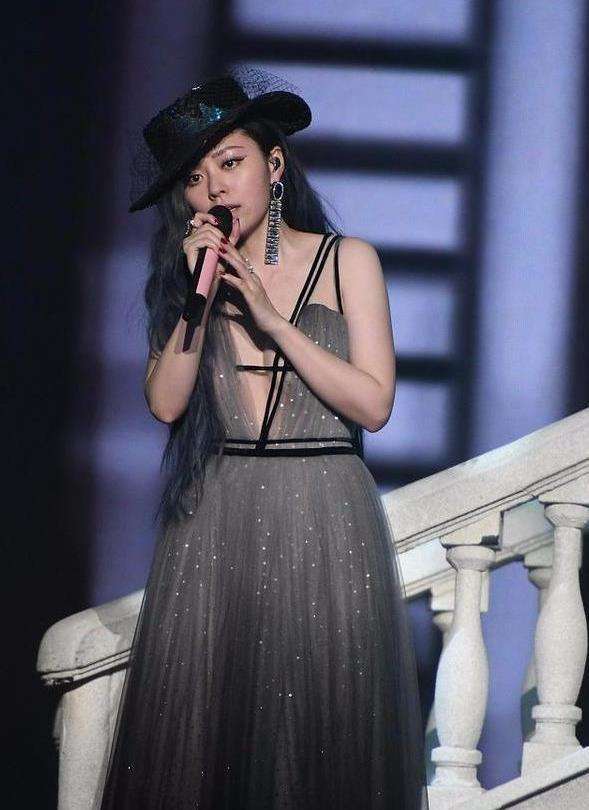 张靓颖身材有多嚣张?当看到她的赘肉后,网友:冯珂眼光真谜啊