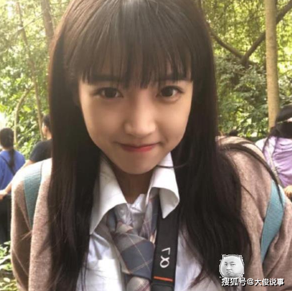 曾因“剪刀手”走红的小美女现在如何了，网友：还缺男友吗？