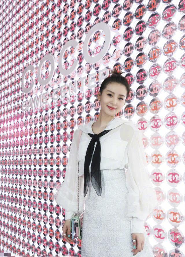 气质美女刘诗诗穿白裙出席活动,至少减龄十岁
