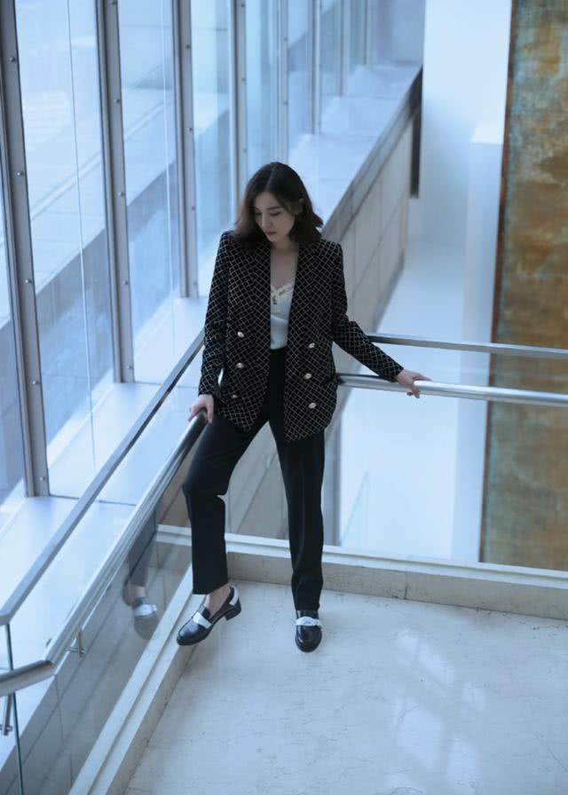 美女宋佳把西装当开衫穿,衣品潮酷带飒爽