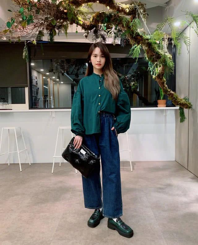 杨丞琳现身签唱会,穿一身蓝色连衣裙,优雅又迷人