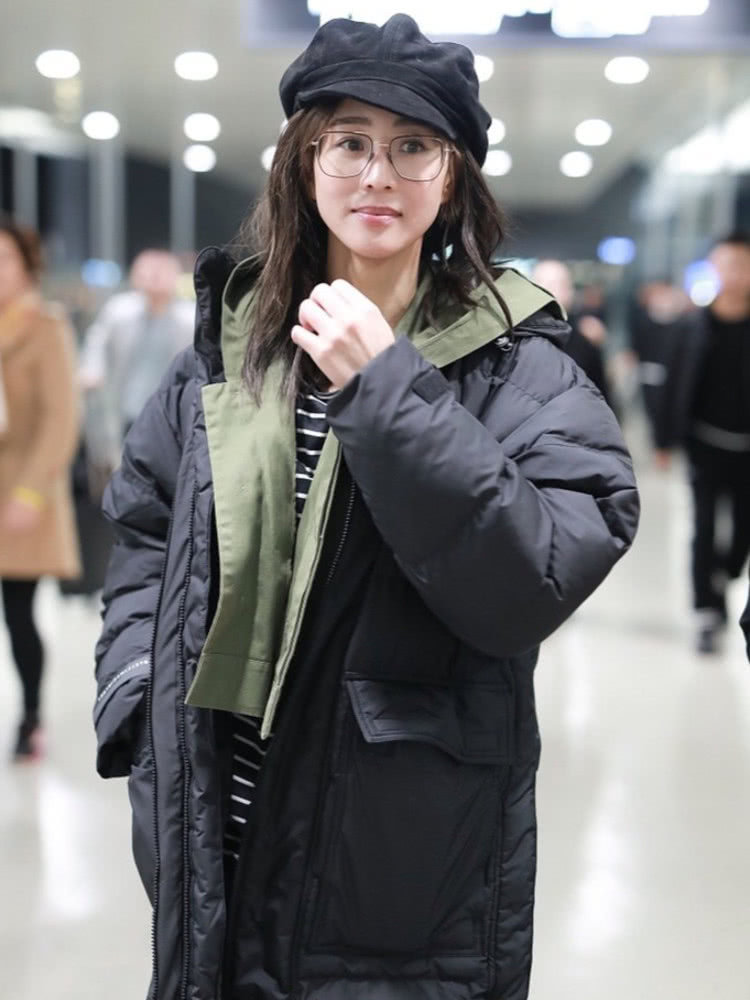 美女张钧甯机场街拍:穿廓形夹克清新又显气质