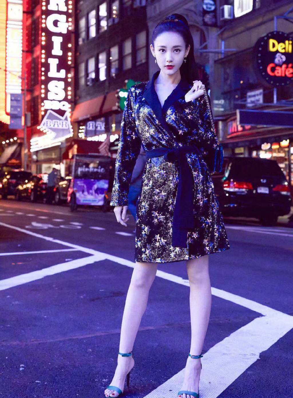 靓丽美女李一桐性感街拍图片