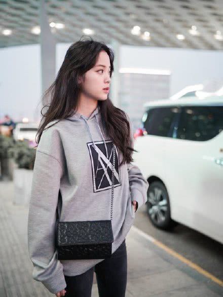 美女欧阳娜娜示范日常甜酷穿搭,简单又利落