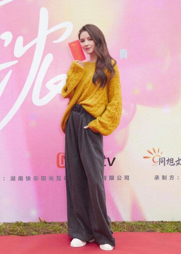 美女张予曦穿“睡裤”出镜,这造型让人看呆了