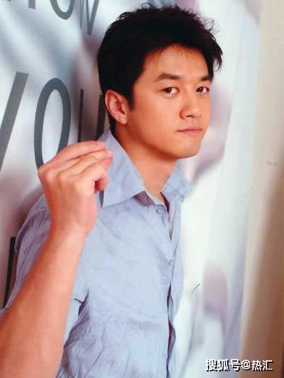 都说李亚鹏年轻时比谢霆锋帅，开始不信，照片一出打脸