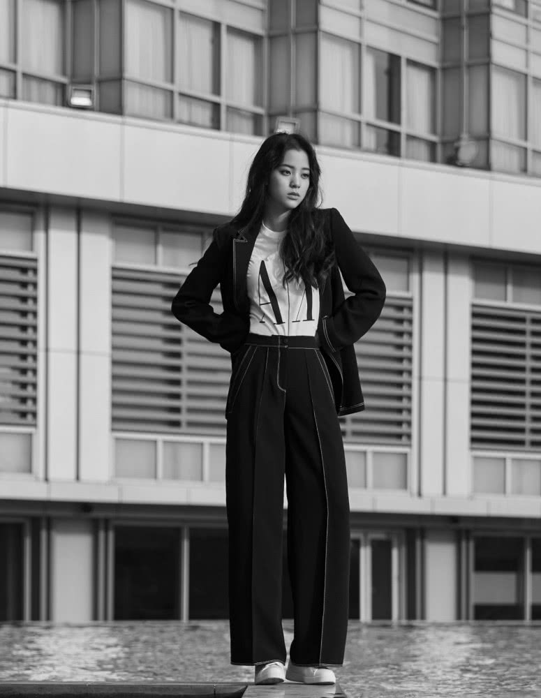 美女小花欧阳娜娜穿白色T恤配西装长裤太惊艳，气场炸裂一点不像19岁