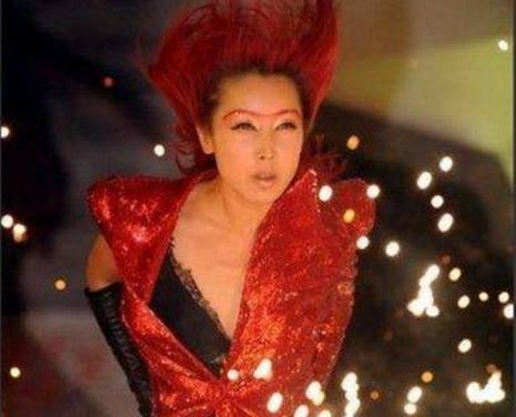 她一曲爆红20年，3段感情被传克夫，45岁嫁富豪被质疑整容