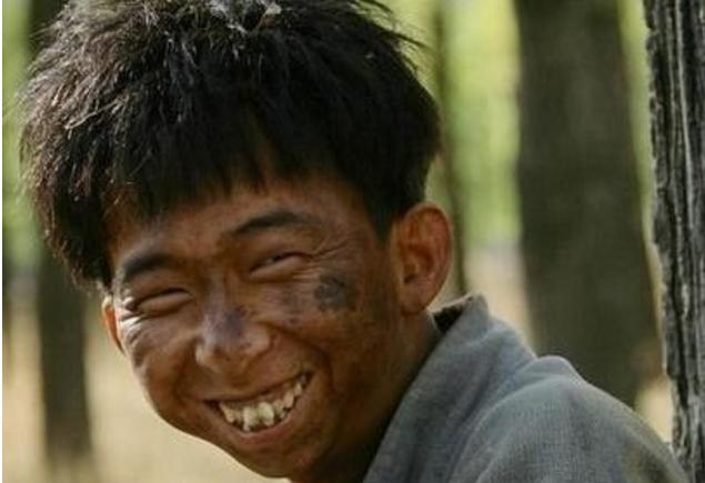 他比黄渤还丑,因长相被人笑称“老鼠”,如今身价过亿惹人羡慕