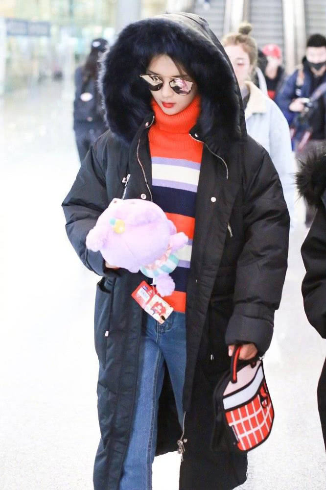 杨超越皮肤嫩出水,公主风套装搭可爱草莓包,变身优雅大小姐