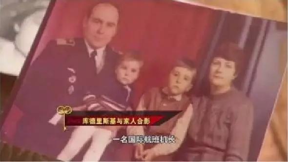 女网红进客机驾驶舱晒合影，人美心恶，拿全机人生命当儿戏！