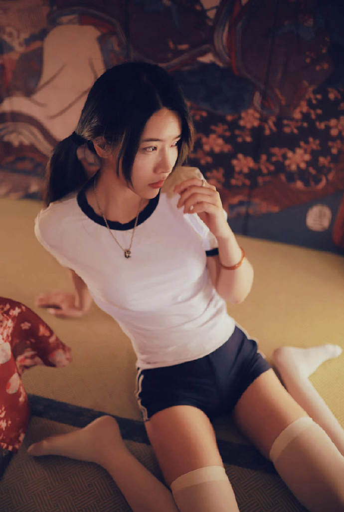 丰腴美女丝袜美腿性感写真图片