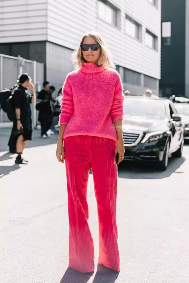 灯芯绒阔腿裤有着绝妙的华耀感,搭配同样高调的大毛衣,回头率200%!