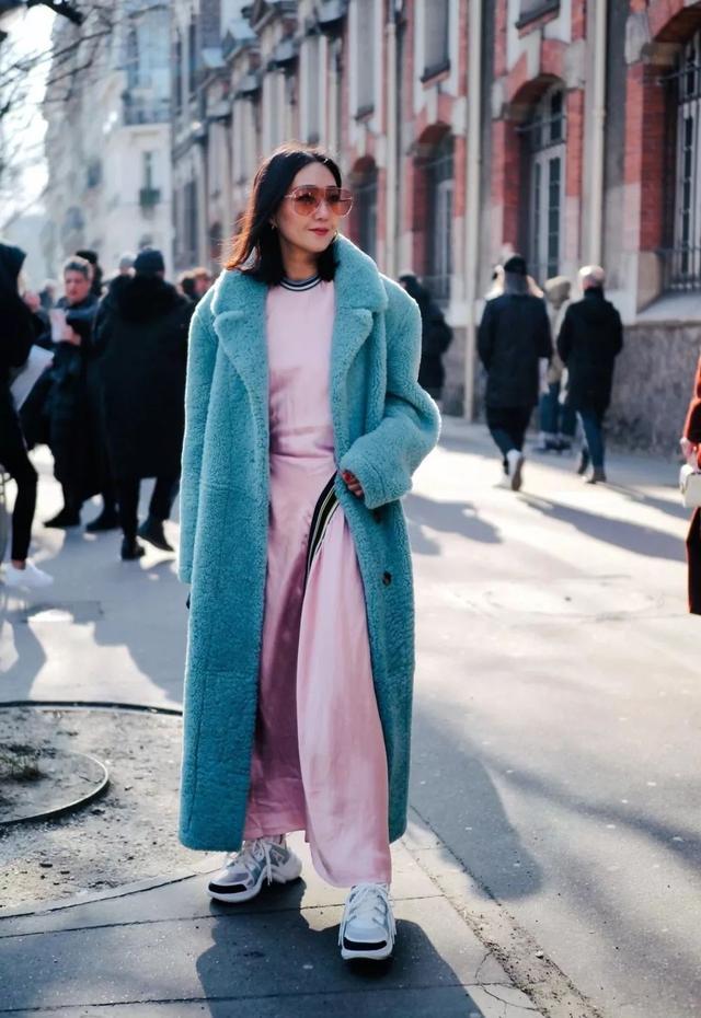 欧美街拍：连衣裙搭配长大衣，这样穿美丽又有气质