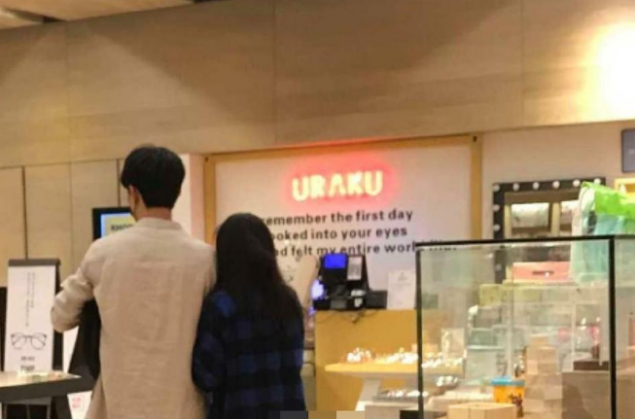 张雨剑为吴倩父母接机，全程表现殷勤，疑似两人的好事将近了