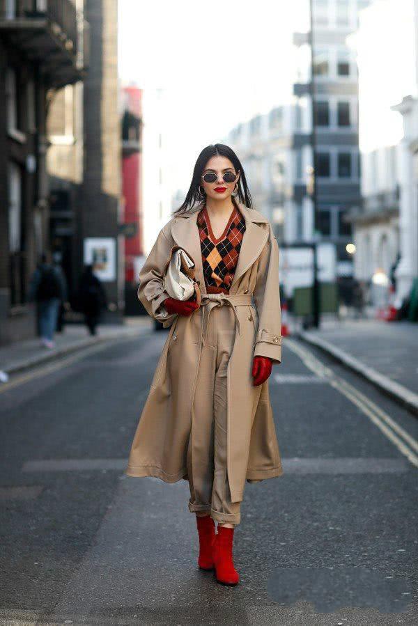 欧美街拍 秋冬穿大衣都不会选择这4种内搭，显臃肿还缺气质