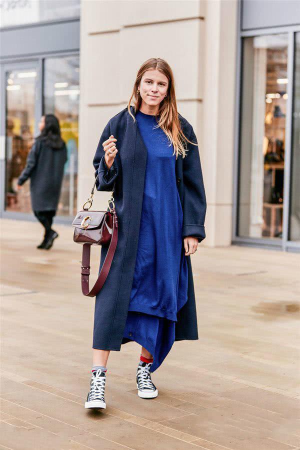 欧美街拍 秋冬穿大衣都不会选择这4种内搭，显臃肿还缺气质