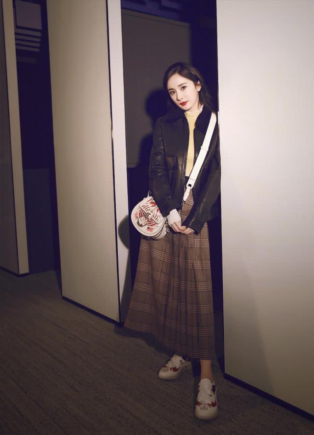 宋妍霏换季穿搭气场十足,大码西装配衬衫随性迷人,御姐范满分