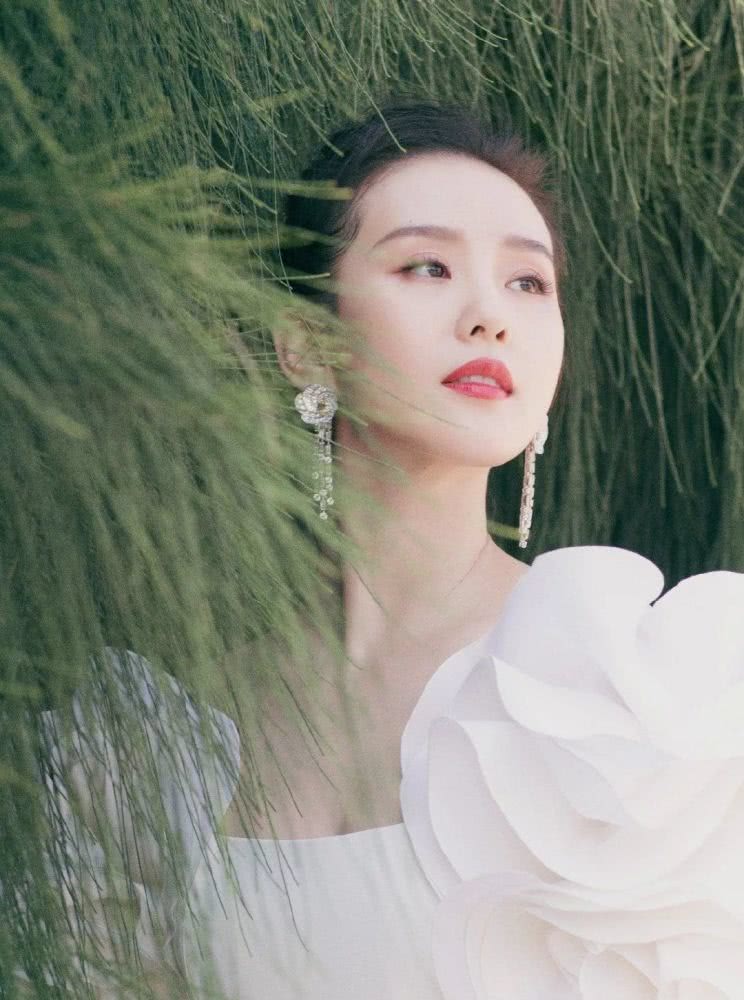 气质美女刘诗诗合影杀手又开始了，最新造型白色鱼尾裙明艳动人