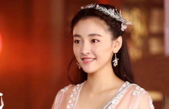 她被称“最美书模”,却在23岁生日当天,被迫喝下自己“尿液”