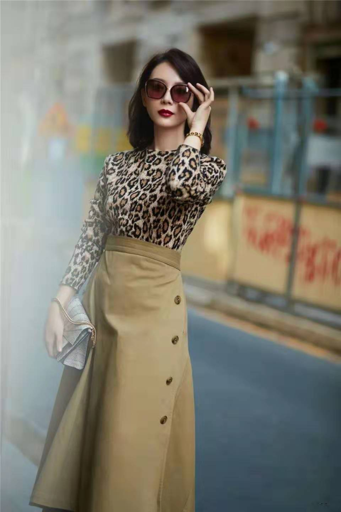 美女陈数颜值高任性,豹纹上衣搭配卡其色半裙意外时尚